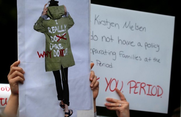 СМИ ищут скрытое послание в вызывающей надписи на куртке Мелании Трамп