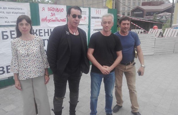 "Свататься приехал?": в сети обсуждают визит солиста Rammstein в Киев (фото)