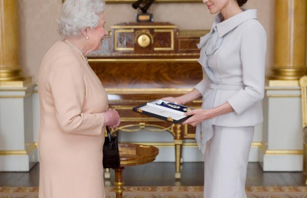 "Заменила Елизавету II": элегантная Анджелина Джоли появилась на церковной службе в Лондоне (фото)