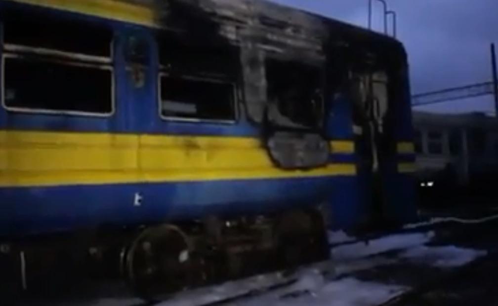 На переезде в Коломые горел пассажирский поезд / Скриншот видео - Facebook - dtp.kiev.ua На переезде в Коломые горел пассажирский поезд / Скриншот видео - Facebook - dtp.kiev.ua