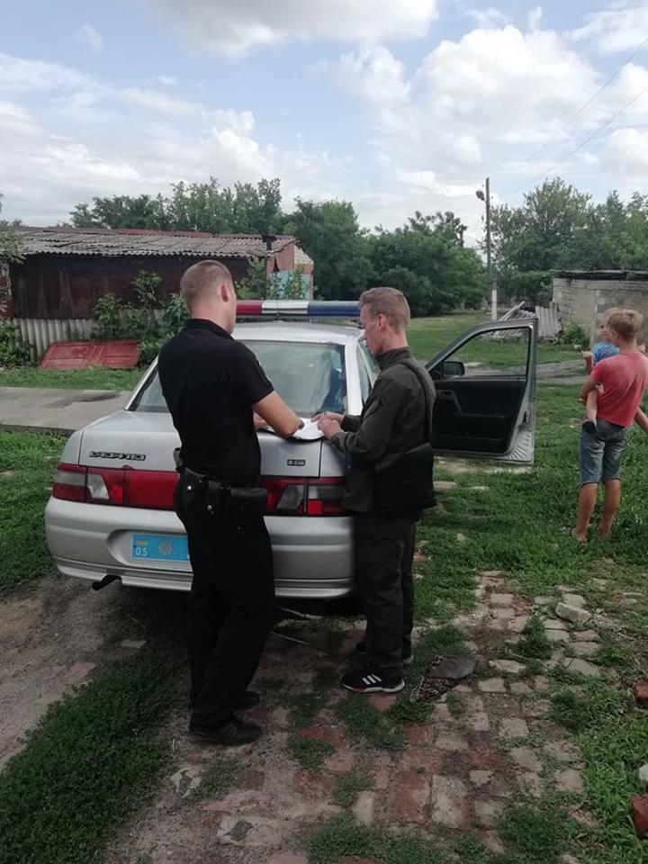 У постраждалого на шиї видно сліди від нападу водія / фото facebook.com/Влад Самусенко У постраждалого на шиї видно сліди від нападу водія / фото facebook.com/Влад Самусенко