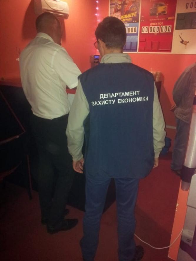 У Тернополі викрили незаконний гральний заклад, вилучено обладнання та 26 тисяч гривень / фото прокуратура Тернопільщини У Тернополі викрили незаконний гральний заклад, вилучено обладнання та 26 тисяч гривень / фото прокуратура Тернопільщини