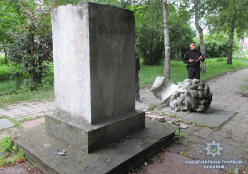 На думку поліції, погруддя Пушкіна у Злочеві звалилось саме по собі / ГУ НП у Львівській області