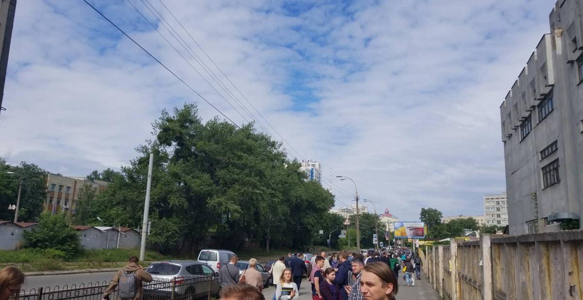 Из офиса "Киевстар" эвакуировали сотрудников из-за сообщения о минировании / фото УНИАН Из офиса "Киевстар" эвакуировали сотрудников из-за сообщения о минировании / фото УНИАН