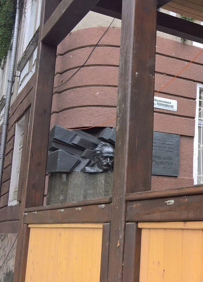 У Тернополі біля барель'єфу Чорновола встановили літній майданчик / фото Олег Герман У Тернополі біля барель'єфу Чорновола встановили літній майданчик / фото Олег Герман