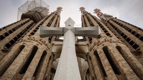 На фасаде храма Святого Семейства в Барселоне установили 18-тонный крест / 20minutos.es