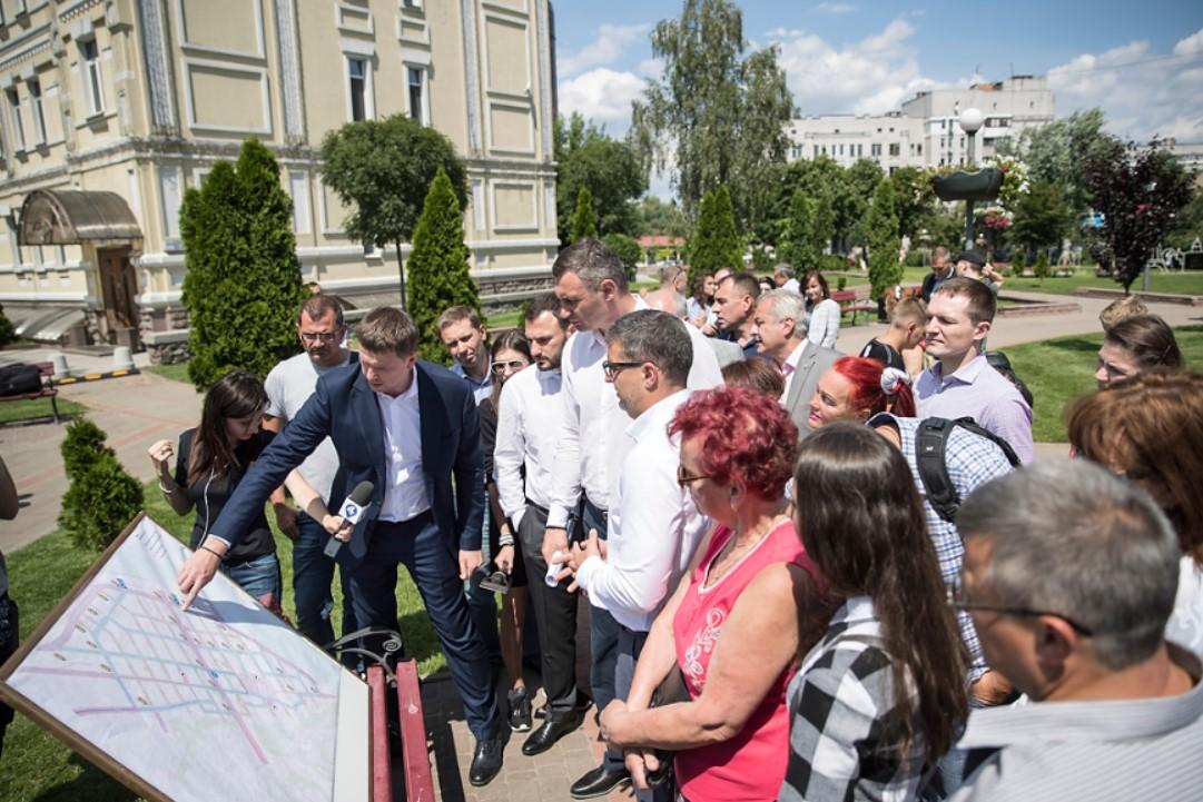 Кличко открыл обновленный сквер и ознакомился с новой схемой движения транспорта на Подоле Кличко открыл обновленный сквер и ознакомился с новой схемой движения транспорта на Подоле