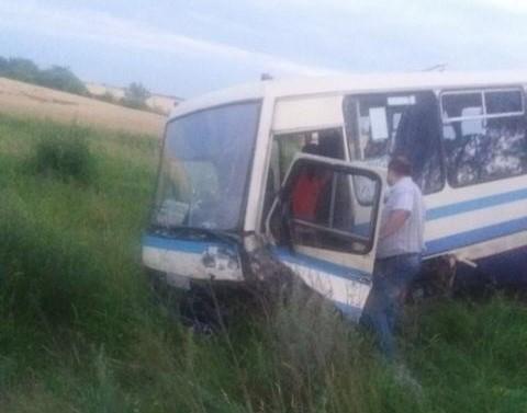 На Львовщине пассажирский автобус попал в ДТП / фото lv.npu.gov.ua На Львовщине пассажирский автобус попал в ДТП / фото lv.npu.gov.ua