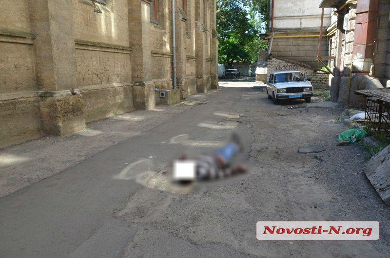 В Николаеве с улицы несколько часов не могут убрать труп - СМИ В Николаеве с улицы несколько часов не могут убрать труп - СМИ
