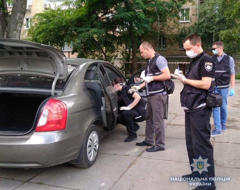 Поліцейські між собою говорять, що це був їхній колега / Фото Нацполиции Поліцейські між собою говорять, що це був їхній колега / Фото Нацполиции