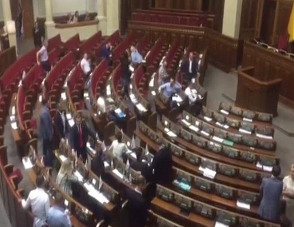 На момент перепалки у Раді було мало нардепів / Скріншот На момент перепалки у Раді було мало нардепів / Скріншот