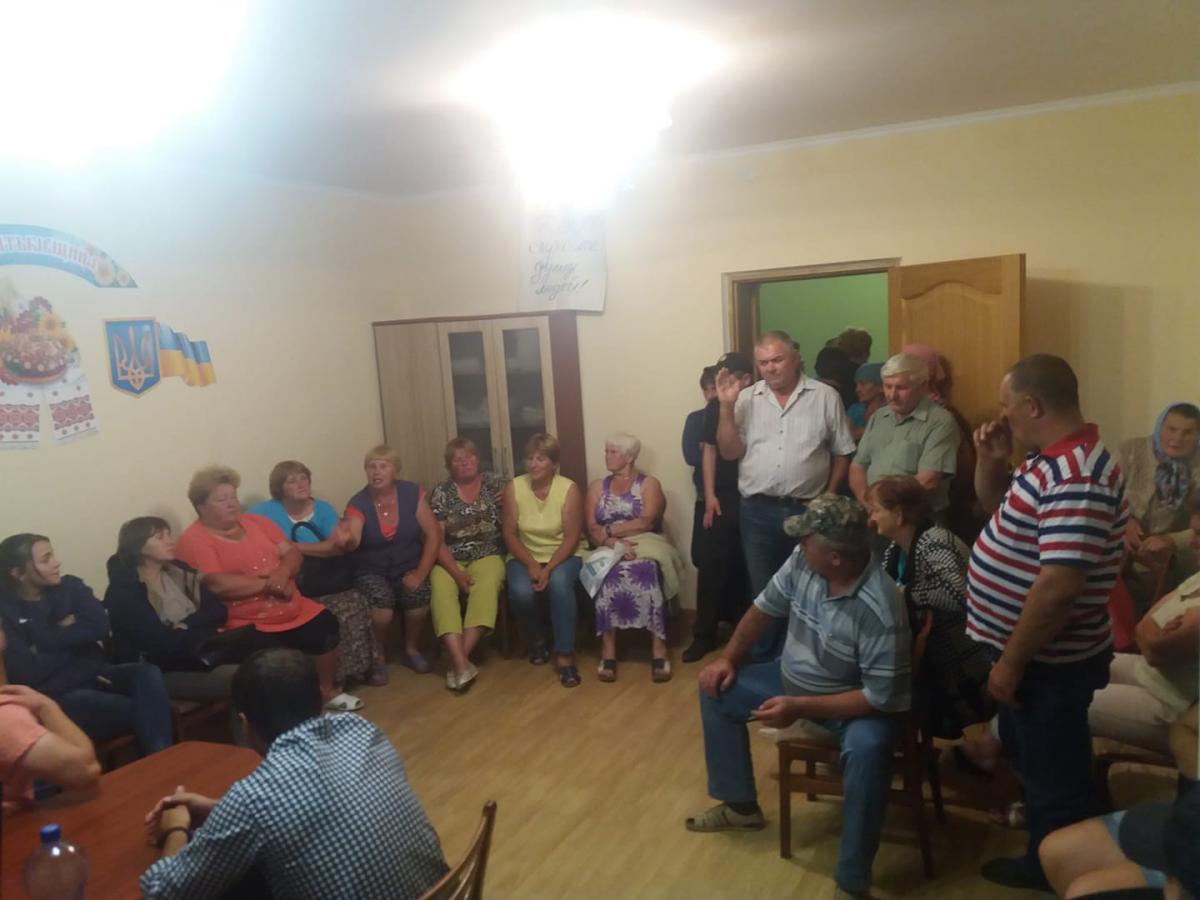 Пікет у сільській раді тривав 12 годин / фото facebook.com/roman.marenin Пікет у сільській раді тривав 12 годин / фото facebook.com/roman.marenin