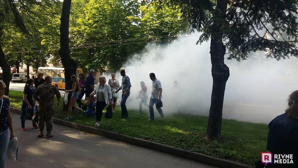 Густой серый дым шел из салона / "РівнеМедіа" Густой серый дым шел из салона / "РівнеМедіа"