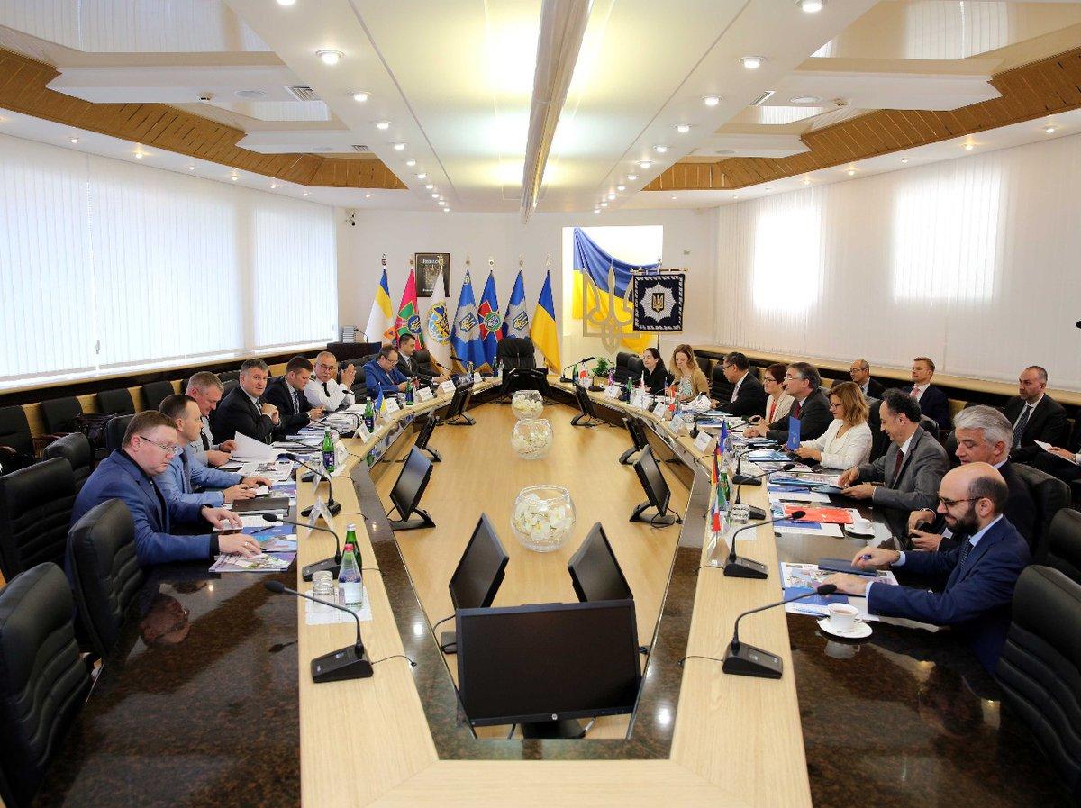Аваков встретился с послами G7 / Arsen Avakov - Twitter Аваков встретился с послами G7 / Arsen Avakov - Twitter