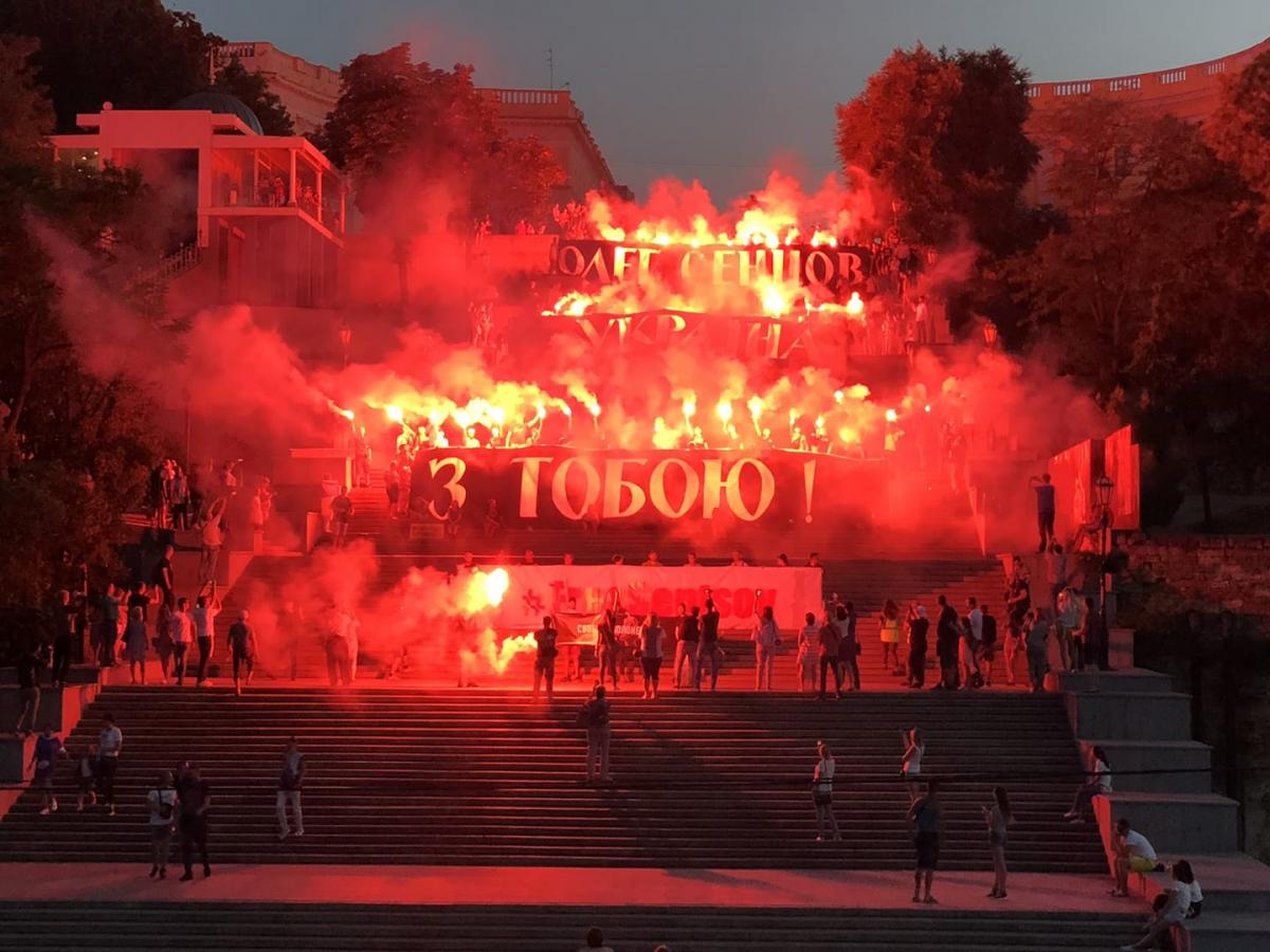 В Одесі на Потьомкінських сходах пройшов видовищний флешмоб з фаєрами на підтримку Сенцова / фото facebook.com/politicalpartynationalcorpsodesa В Одесі на Потьомкінських сходах пройшов видовищний флешмоб з фаєрами на підтримку Сенцова / фото facebook.com/politicalpartynationalcorpsodesa