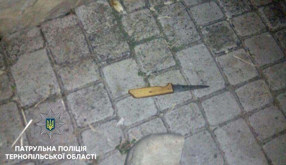 У Тернополі патрульні затримали 45-річного п’яного чоловіка з ножем, який погрожував зарізати дружину та племінника (фото) У Тернополі патрульні затримали 45-річного п’яного чоловіка з ножем, який погрожував зарізати дружину та племінника (фото)