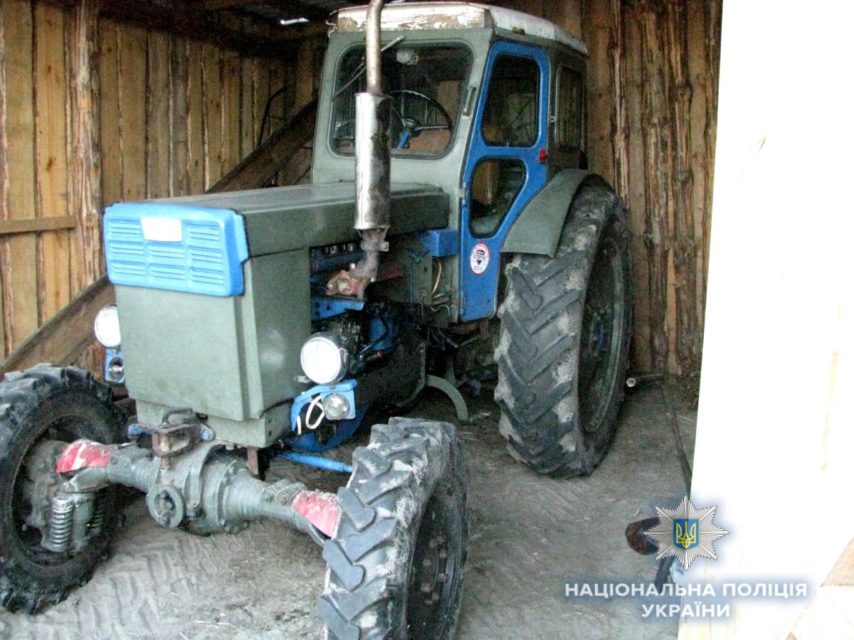 Трактор переднім колесом переїхав тіло жінки / Фото rv.npu.gov.ua Трактор переднім колесом переїхав тіло жінки / Фото rv.npu.gov.ua