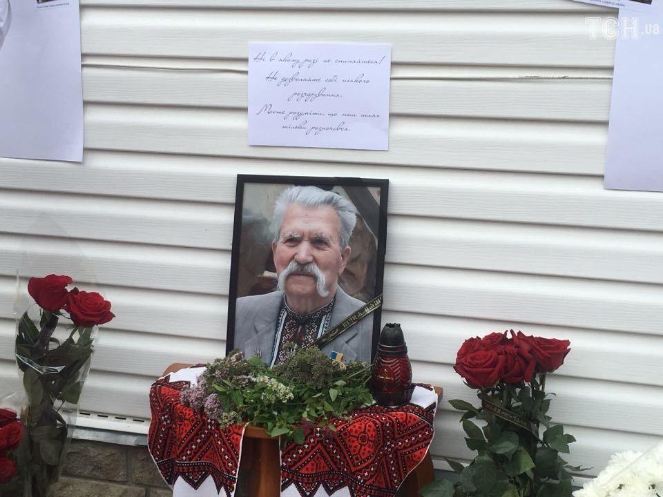 Сегодня проходит церемония прощания с Левком Лукьяненко в его доме под Киевом / ТСН Сегодня проходит церемония прощания с Левком Лукьяненко в его доме под Киевом / ТСН