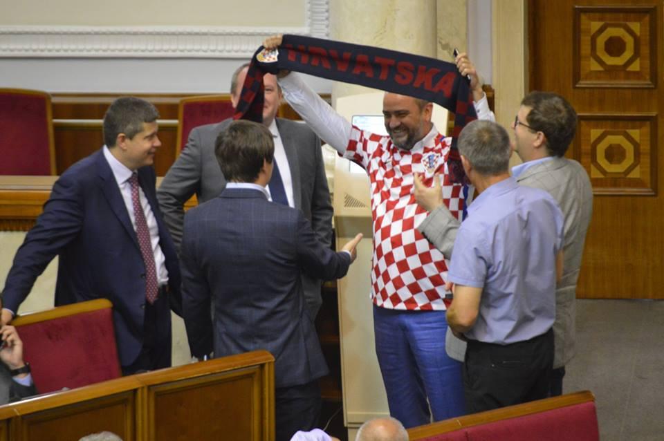 Андрей Павелко пришел в здание парламента в футболке сборной Хорватии / Sport Arena Андрей Павелко пришел в здание парламента в футболке сборной Хорватии / Sport Arena