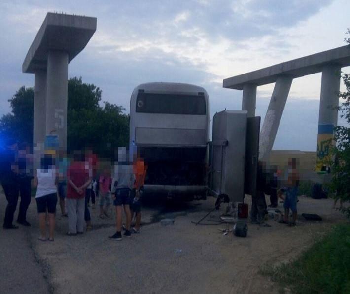 В Одесской области загорелся автобус с детьми / фото пресс-служба Патрульной полиции Одесской области В Одесской области загорелся автобус с детьми / фото пресс-служба Патрульной полиции Одесской области
