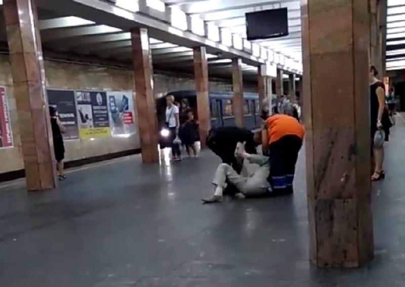 Затримати чоловіка поліцейському допомогла прибиральниця / Скріншот із відео facebook.com/LiveKyiv