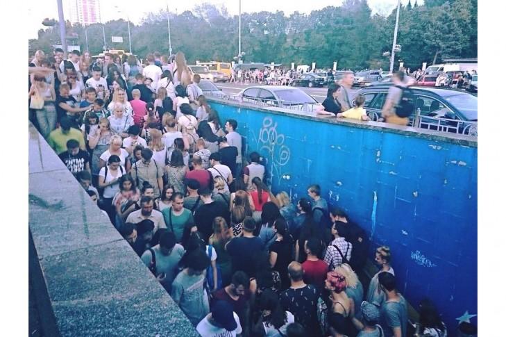 Добиратися від метро до ВДНГ потрібно через кілька переходів / petition.kyivcity.gov.ua Добиратися від метро до ВДНГ потрібно через кілька переходів / petition.kyivcity.gov.ua