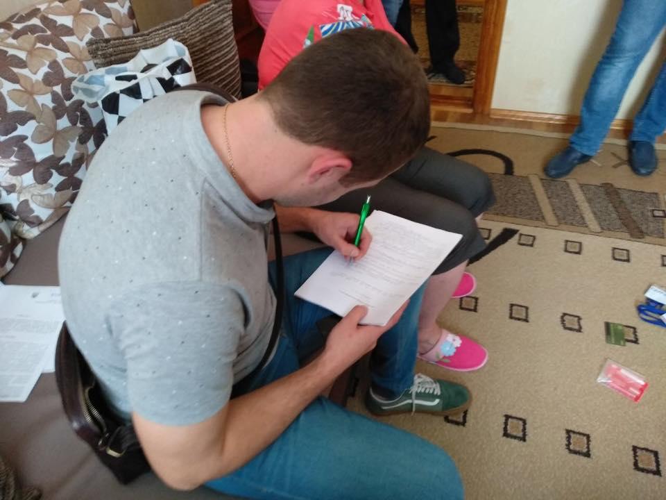 Полиция проводит обыск у координатора организации С14 / фото facebook.com/myatsyniak Полиция проводит обыск у координатора организации С14 / фото facebook.com/myatsyniak