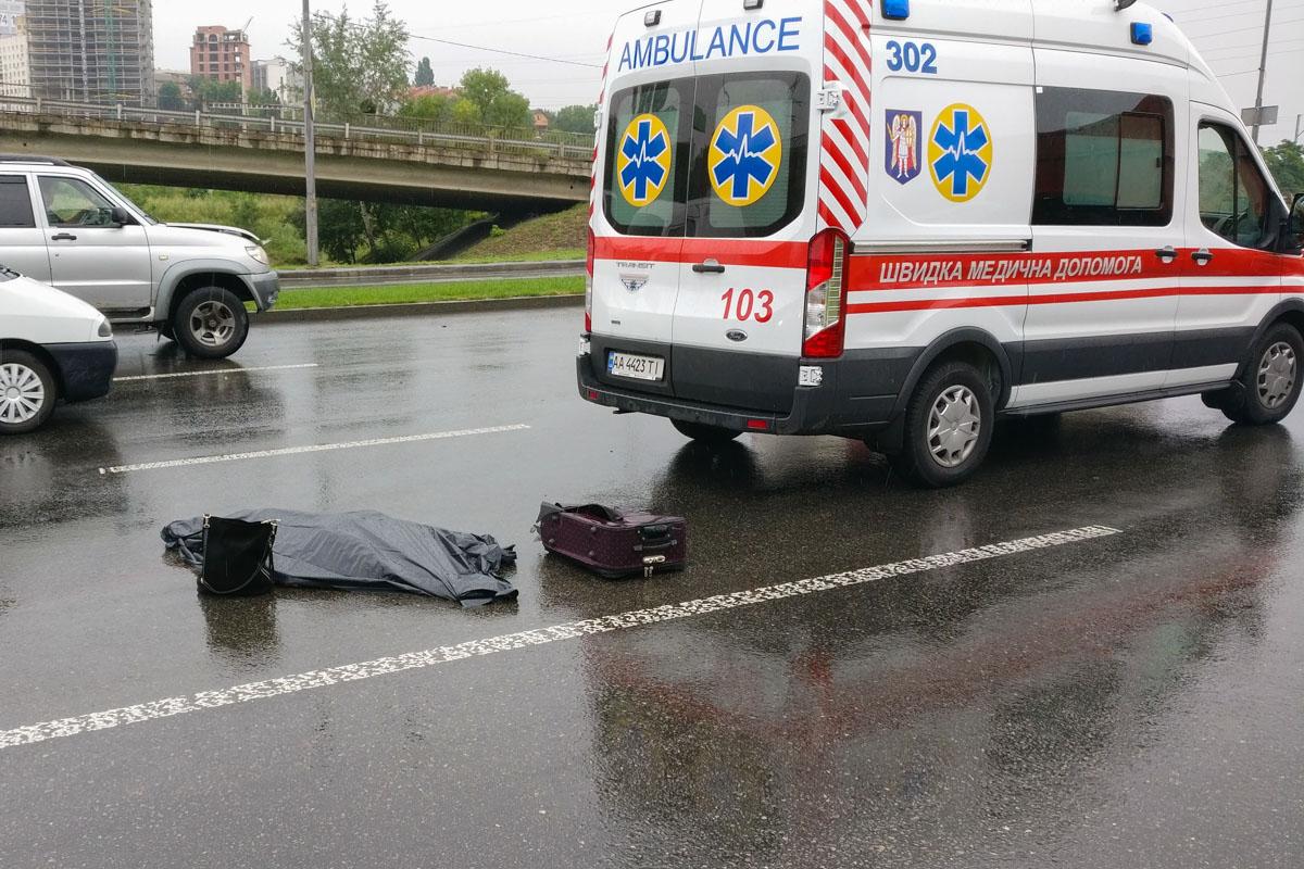 В Киеве автомобиль насмерть сбил женщину-пешехода / фото Артур Дубровенко / Информатор В Киеве автомобиль насмерть сбил женщину-пешехода / фото Артур Дубровенко / Информатор