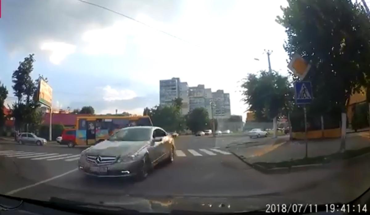 В Одесі "Мерседес" збив людину та зник з місця ДТП / скріншот з відео - Facebook - Kate Nosik В Одесі "Мерседес" збив людину та зник з місця ДТП / скріншот з відео - Facebook - Kate Nosik
