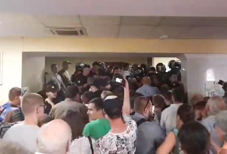 Участники акции сорвали заседание / Скриншот Участники акции сорвали заседание / Скриншот