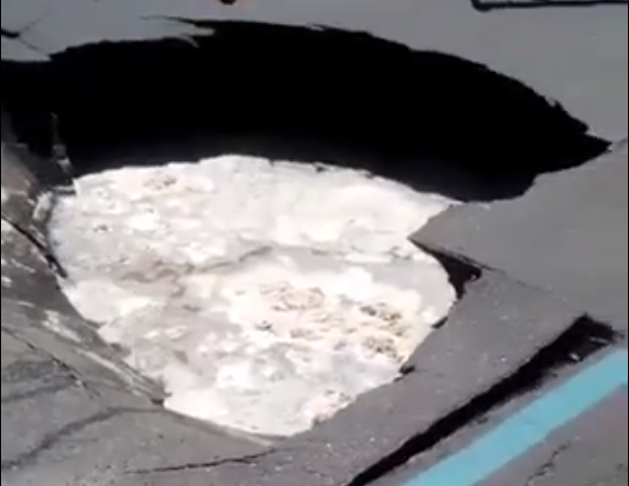 В центрі Києва посеред дороги утворилося "озеро" / скріншот