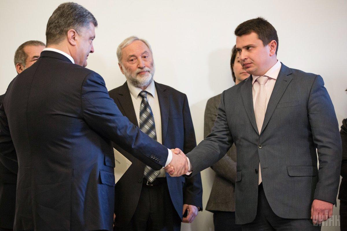 Poroshenko (left) is shaking hands with Sytnyk (right) / Photo from UNIAN Poroshenko (left) is shaking hands with Sytnyk (right) / Photo from UNIAN