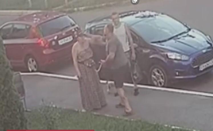 Факт избиения зафиксировала камера наружного наблюдения / скриншот видео ТСН Факт избиения зафиксировала камера наружного наблюдения / скриншот видео ТСН