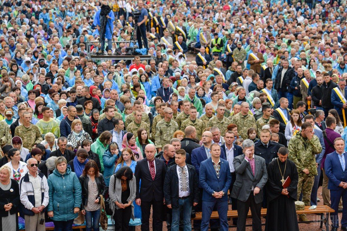 Біля каплиці Матері Божої відбулося архиєрейське богослужіння / фото УНІАН Біля каплиці Матері Божої відбулося архиєрейське богослужіння / фото УНІАН