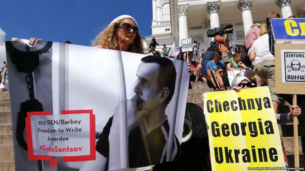 У Гельсінкі перед зустріччю Трампа і Путіна мітингують на підтримку Сенцова / фото Радіо Свобода У Гельсінкі перед зустріччю Трампа і Путіна мітингують на підтримку Сенцова / фото Радіо Свобода