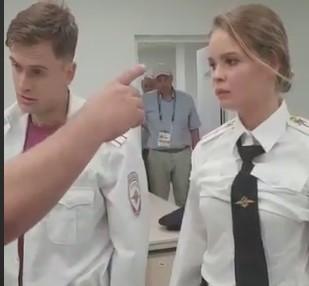 Затримані активісти Pussy Riot у відділку поліції / скріншот Затримані активісти Pussy Riot у відділку поліції / скріншот