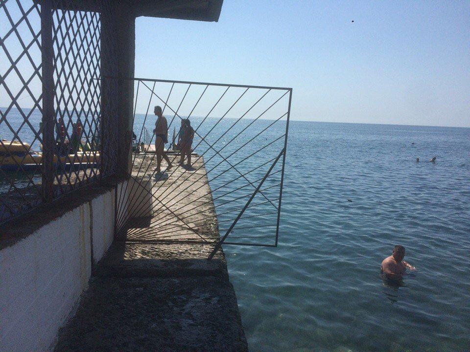 В сети показали пляж в Алуште / фото twitter.com/KrimRt В сети показали пляж в Алуште / фото twitter.com/KrimRt