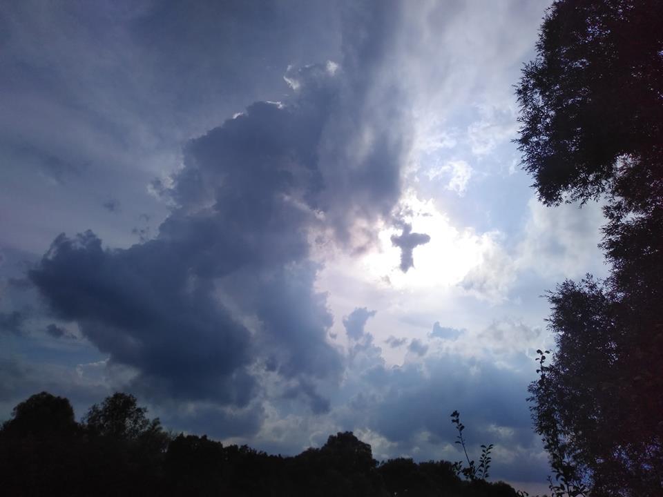 В небе над ахтырским храмом запечатлели крест / facebook.com/groups/PodslushanoAkhtyrka