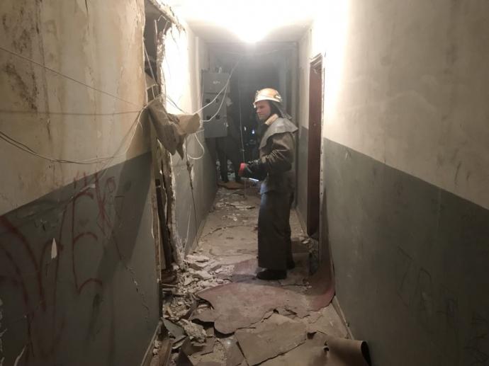 Взрыв произошел на 8-м этаже дома по улице Чаривной / ГСЧС Взрыв произошел на 8-м этаже дома по улице Чаривной / ГСЧС