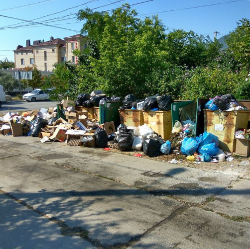 Гори мішків валяються на вулицях міст / RoksolanaToday&Крим у Twitter Гори мішків валяються на вулицях міст / RoksolanaToday&Крим у Twitter