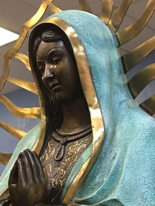 Статуя Діви Марії Гваделупської «заплакала» в церкві / News-Sun