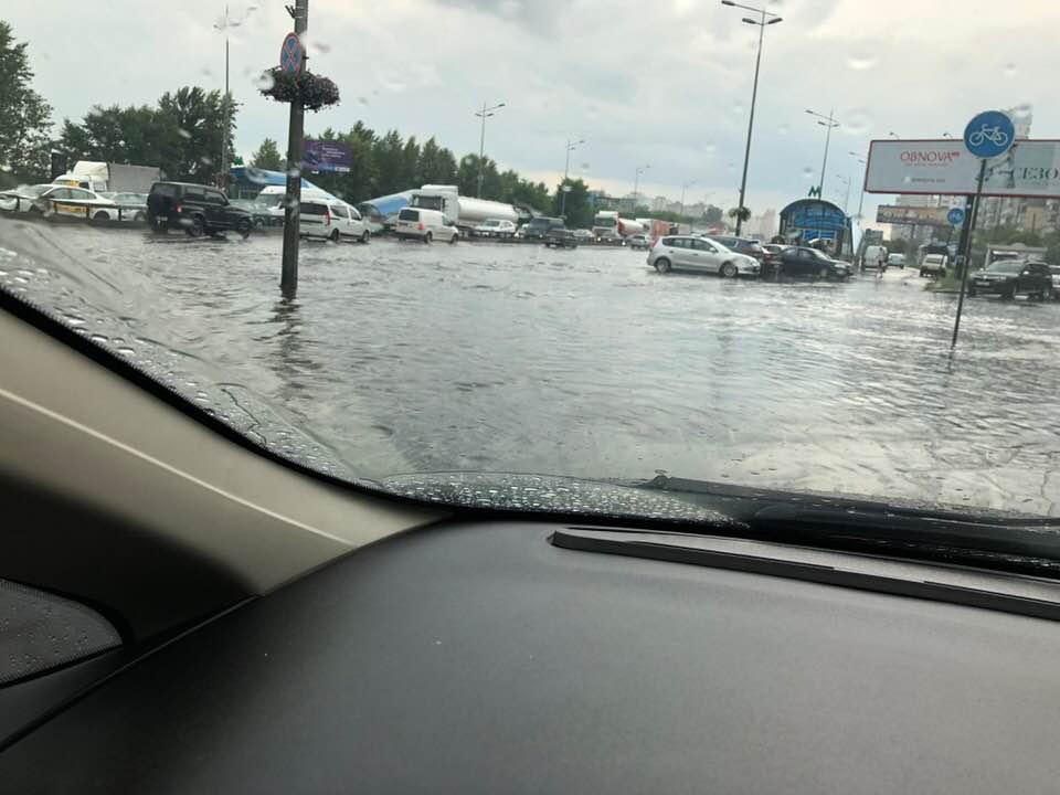 Ливень затопил дорогу возле станции метро "Вырлица" / фото facebook.com/dmitriy.demchuk Ливень затопил дорогу возле станции метро "Вырлица" / фото facebook.com/dmitriy.demchuk
