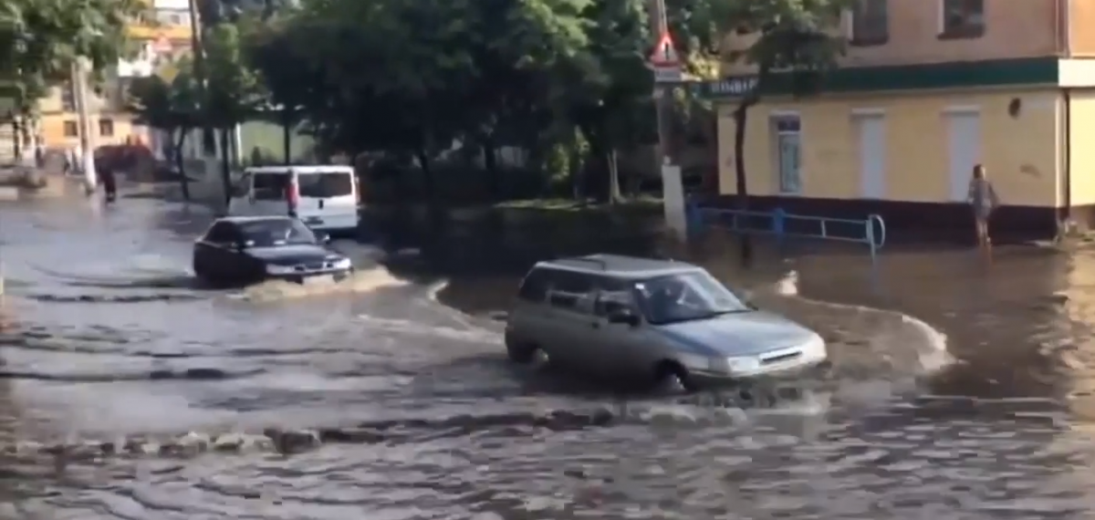 Злива затопила Житомир / скріншот Злива затопила Житомир / скріншот
