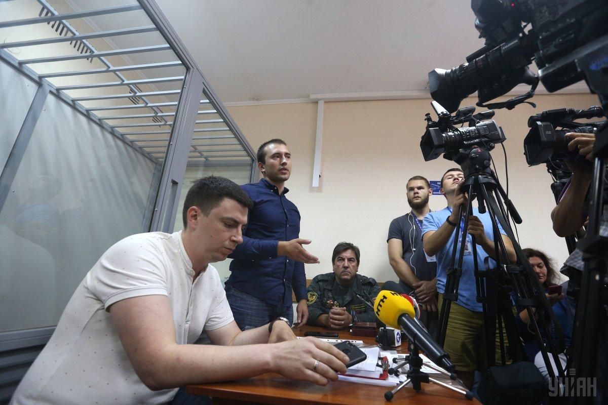 Під Голосіївським судом Києва, де проходило засідання щодо запобіжного заходу Мазуру, відбулась сутичка / УНІАН Під Голосіївським судом Києва, де проходило засідання щодо запобіжного заходу Мазуру, відбулась сутичка / УНІАН
