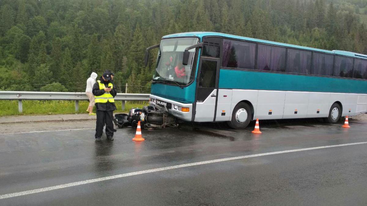Водитель мотоцикла не справился с управлением на пятне разлитого масла / фото facebook.com/motodopomoga Водитель мотоцикла не справился с управлением на пятне разлитого масла / фото facebook.com/motodopomoga