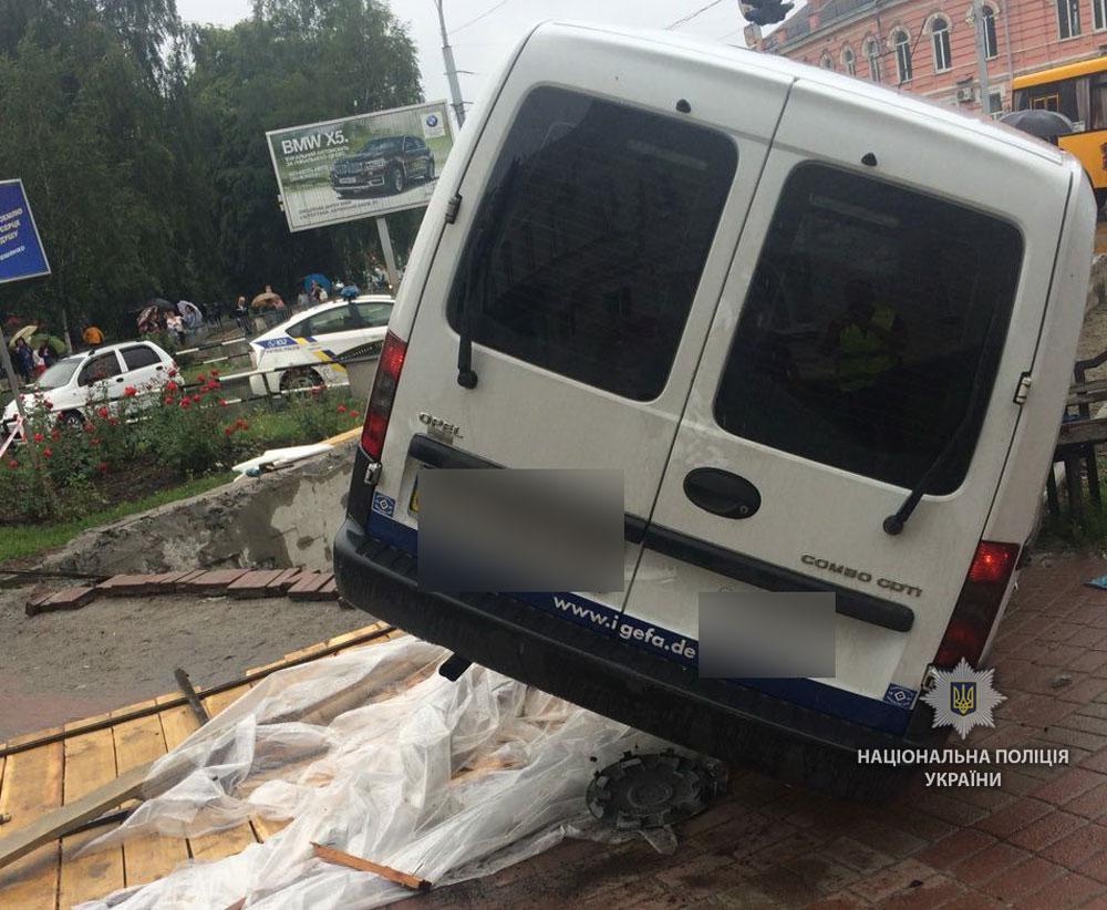 Водій легковика «Опель» не впорався з керуванням / фото: Нацполиция Водій легковика «Опель» не впорався з керуванням / фото: Нацполиция