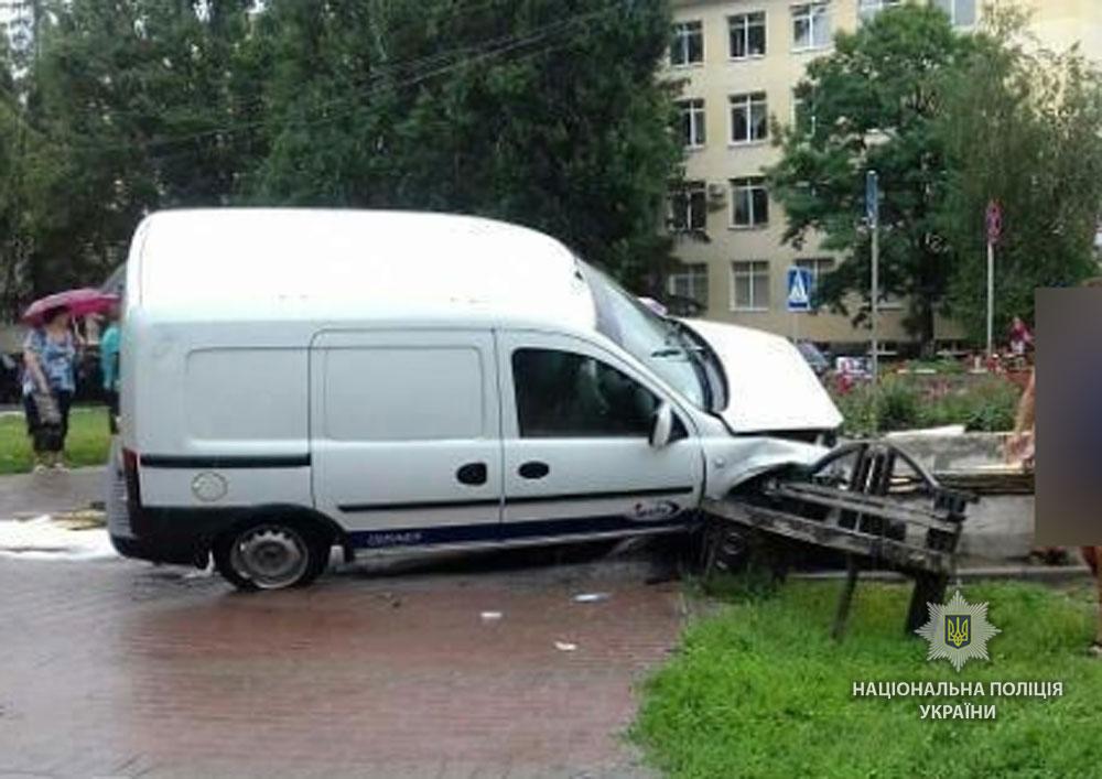 Працівники поліції на місці події встановлюють причини і обставини ДТП / фото: Нацполиция Працівники поліції на місці події встановлюють причини і обставини ДТП / фото: Нацполиция