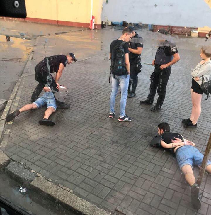 На зупинці п'яну компанію вже чекали співробітники патрульної поліції / "Інформатор" На зупинці п'яну компанію вже чекали співробітники патрульної поліції / "Інформатор"