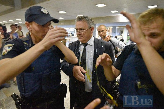 В Габера полетели яйца / фото LB.ua В Габера полетели яйца / фото LB.ua