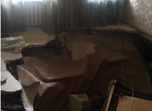 В двокімнатній квартирі сталося обвалення підлоги / фото dsns.gov.ua В двокімнатній квартирі сталося обвалення підлоги / фото dsns.gov.ua